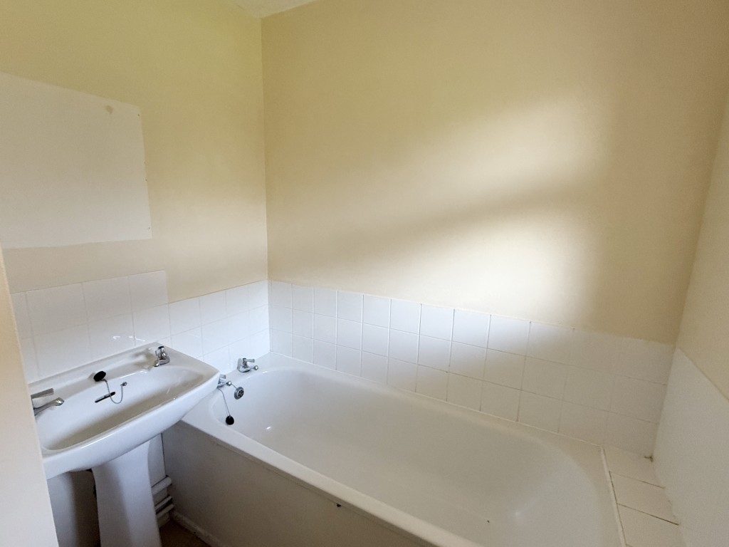Lot: 122 - GROUND FLOOR FLAT FOR IMPROVEMENT - Bathroom in Flat for Improvement